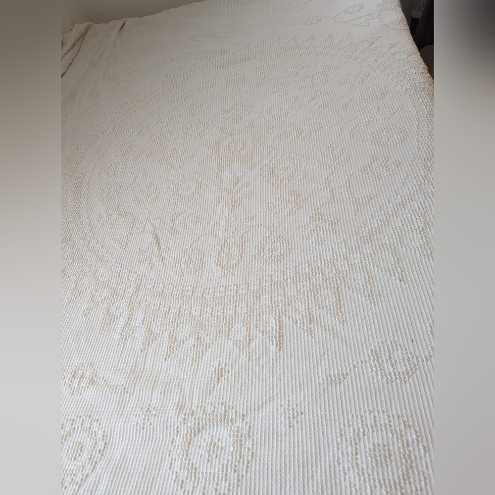 Vintage Morgan Jones "Minuet" Cotton Chenille Bedspread - Antique White - Full/D